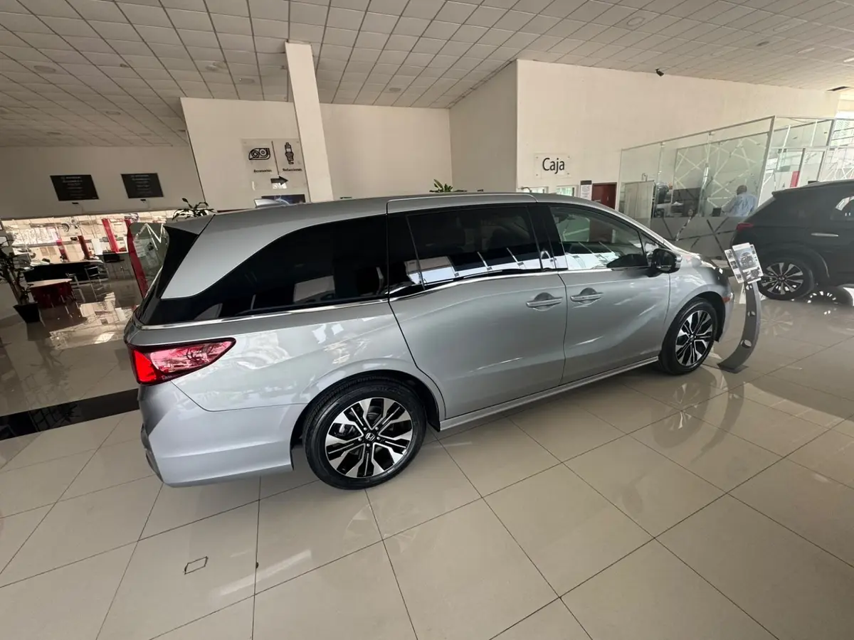 Miniván plateada de Imperio Premium Tours