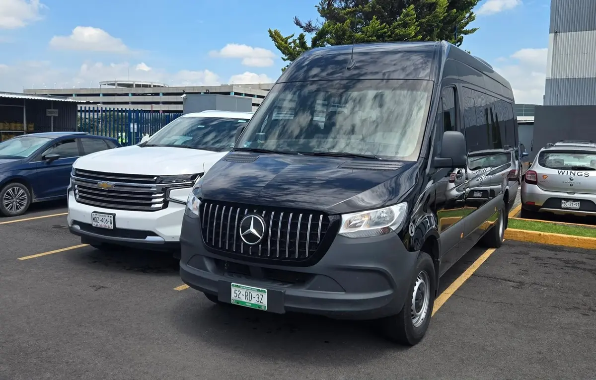 Sprinter negra de Imperio Premium Tours