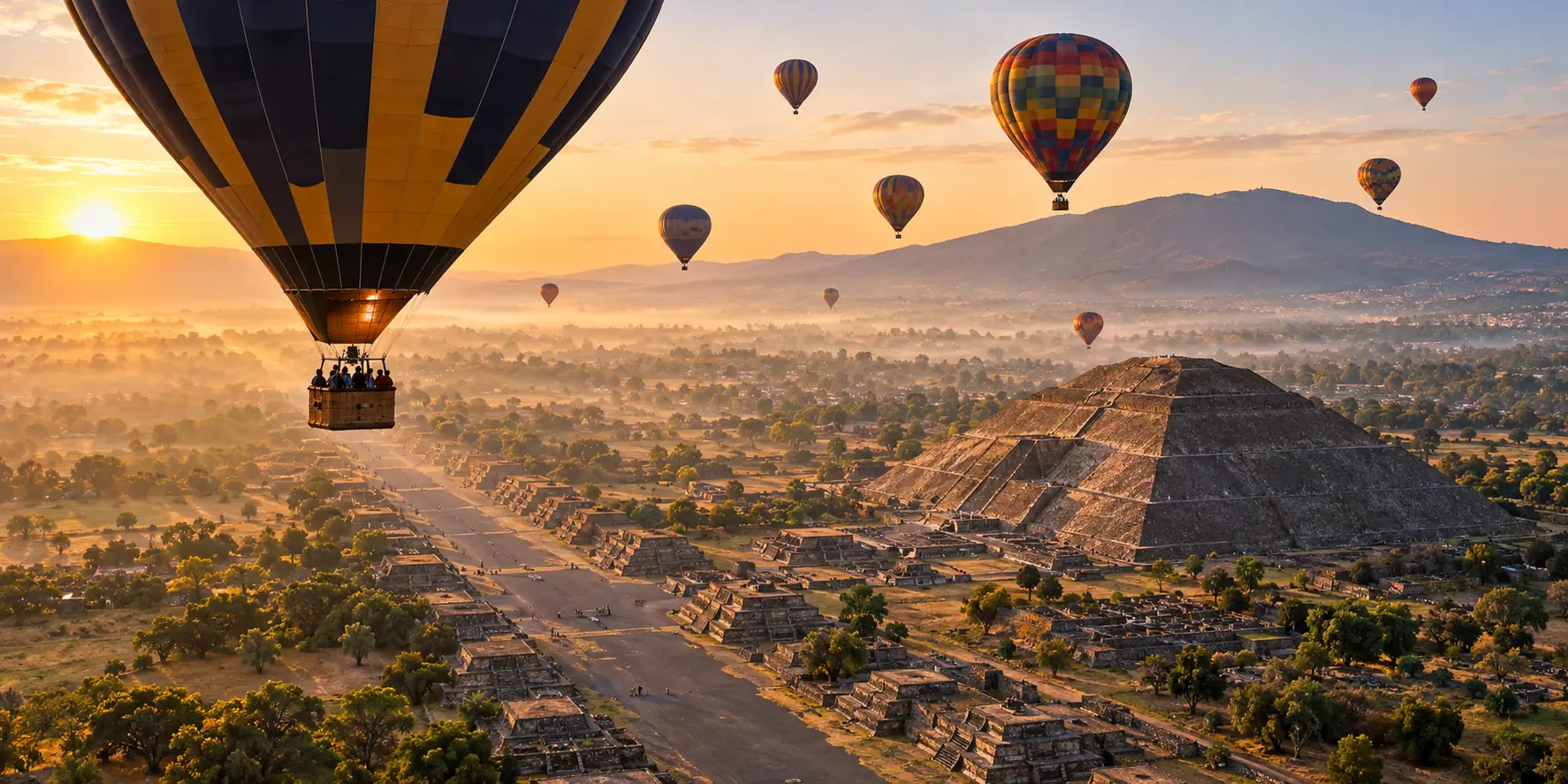 Globos aerostáticos sobre las pirámides de Teotihuacán al amanecer